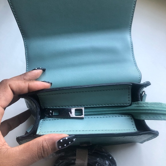 Monochromatic Hand Bag - Picture 6 of 9